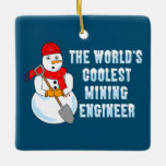 Ornement En Céramique Ingénieur minier le plus froid Snowman<br><div class="desc">Un bonhomme de neige tenant une pelle portant un foulard et un casquette avec Le texte le plus cool de l'ingénieur minier du monde est un drôle de design cadeau pour les étudiants de collège et les ingénieurs professionnels.</div>
