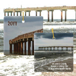Ornement En Céramique Jetée de St Augustine Beach FL Photographie de l'a<br><div class="desc">St John's County Ocean & Fishing Pier s'étend à 800 pieds dans l'océan Atlantique de la rive sablonneuse de St Augustine Beach, en Floride et est présenté sur ce voyage photographique ornement céramique souvenir avec personnalisable Année. Chacun de ces ornement à deux côtés a une vue différente de la jetée...</div>