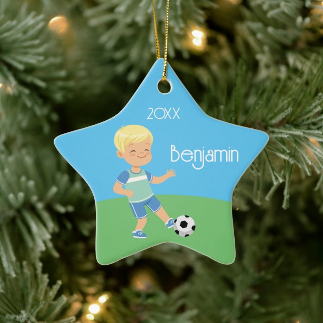 Ornement En Céramique Joli Blonde Boy Soccer Noël personnalisé (Arbre)