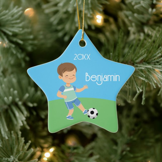 Ornement En Céramique Jolie Brunette Boy Soccer Noël personnalisé (Arbre)