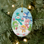 Ornement En Céramique Jolie famille des neigeurs de Noël dans la neige<br><div class="desc">Illustration vintage Joyeux Noël design avec une adorable famille de bonhomme de neige avec maman, papa et les enfants de neige. Tout le monde sourit, porte une écharpe et tient des cadeaux de Noël et un arbre de Noël. Il neige avec de grosses flocons de neige qui tombent. Leurs foulards...</div>