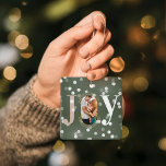 Ornement En Céramique Joy Love Type moderne Géométrique Famille Photo Ve<br><div class="desc">Design moderne et élégant thème de Noël joie photo ornement design. Le design comporte le mot "JOY" avec la lettre "O" créée avec votre propre photo de famille personnalisée. Un cercle concentrique géométrique en faux or moderne encadre la photo. Des lumières blanches brillent dans l'arrière - plan. L'envers dispose d'un...</div>
