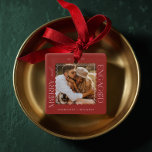 Ornement En Céramique Joyeux et engagé minimal moderne garde-photo Wavy<br><div class="desc">Célébrez une étape spéciale avec notre ornement de Noël moderne et minimal ondulé. Cet élégant gardien présente un design simple et minimaliste, mis en valeur par un cadre rose ondulé sophistiqué, parfait pour commémorer votre premier Noël en couple engagé. Personnalisez ce ornement avec vos noms, et l'année pour créer un...</div>