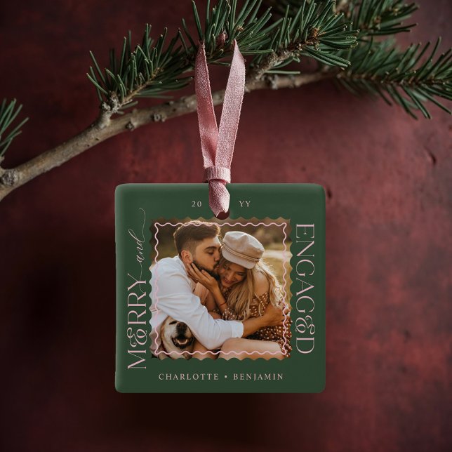 Ornement En Céramique Joyeux et engagé minimal moderne garde-photo Wavy (Merry & Engaged Modern Minimal Wavy Photo Keepsake Ceramic Ornament)