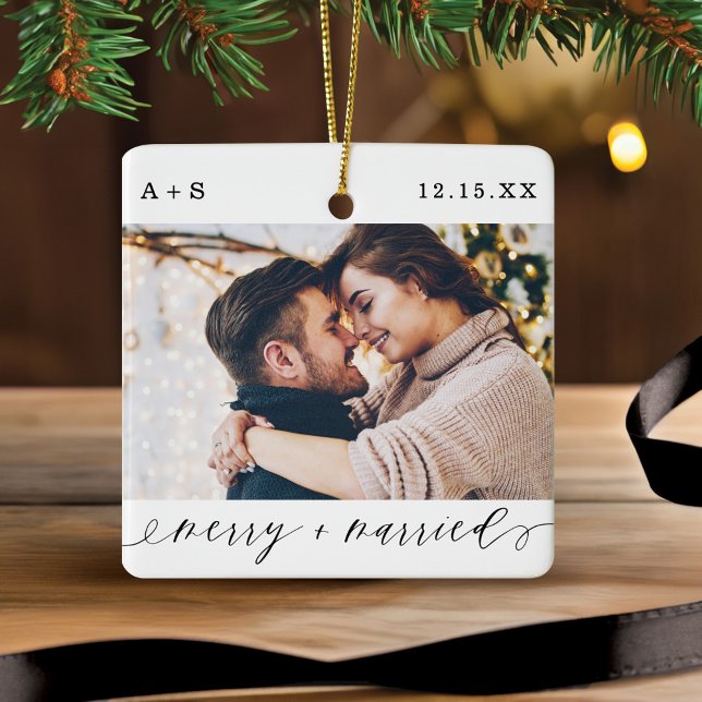 Ornement En Céramique Joyeux et marié Élégant Script Mariage Photos (Merry & Married Elegant Script Wedding Photos Ceramic Ornament)