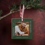 Ornement En Céramique Joyeux et marié Moderne minimal Vague garde photo<br><div class="desc">Célébrez une étape spéciale avec notre décoration mariée de Noël moderne et minimale ondulée. Cet élégant gardien présente un design simple et minimaliste, mis en valeur par un cadre rose ondulé sophistiqué, parfait pour commémorer votre premier Noël en couple marié. Personnalisez ce ornement avec vos noms, et l'année pour créer...</div>