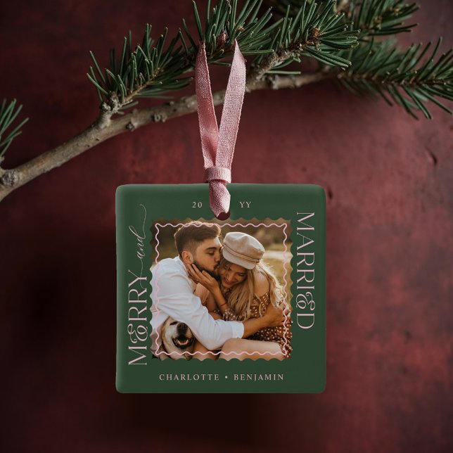 Ornement En Céramique Joyeux et marié Moderne minimal Vague garde photo (Merry & Married Modern Minimal Wavy Photo Keepsake Ceramic Ornament)