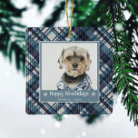 Ornement En Céramique Joyeux Howlidays Plaid Dod Photo Noël<br><div class="desc">Célébrez votre membre de la famille en fureur avec ces ornements festifs de Noël photo. Ils présentent un motif plaid en diagonale bleue dans l'arrière - plan,  avec la photo de votre chien,  le salut 'Happy Howlidays',  votre nom d'animal de compagnie et l'année.</div>