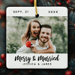 Ornement En Céramique Joyeux mariés et mariés Noël photo moderne<br><div class="desc">Un ornement de Noël simple Joyeux & Marié avec typographie script et votre photo. Personnalisez-le avec votre nom,  votre date de mariage et votre photo. Le dos de l'ornement a un simple motif en plaid noir et blanc. Conçu pour vous par Blackberry Boulevard.</div>