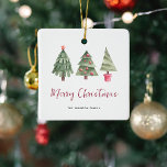 Ornement En Céramique Joyeux Noël, 3 Arbre<br><div class="desc">Décor de Noël simple. Le design comprend 3 aquarelles de noël,  le titre "Joyeux Noël" dans le script de calligraphie rouge fétiche et le nom de famille.</div>