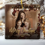 Ornement En Céramique Joyeux Noël Gold Script photo de famille<br><div class="desc">Faites passer des vacances à des amis et à la famille avec ce ornement de gardien moderne. Le texte en fausse feuille d'or dit "Joyeux Noël" en élégant script d'écriture manuscrite. Remplacez l'exemple d'image par votre photo préférée, et ajoutez votre nom de famille et l'année. Un filtre dégradé noir permet...</div>