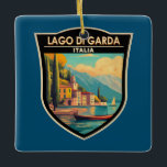 Ornement En Céramique Lago di Garda Italia Travel Art Vintage<br><div class="desc">Design vectoriel du lac de Garde. Le lac de Garde,  dans le nord de l'Italie,  est connu pour ses eaux cristallines. A l'extrémité sud,  la ville de Sirmione est dominée par la Rocca Scaligera,  une forteresse avec vue sur le port.</div>
