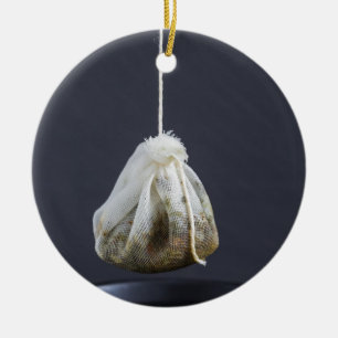 Ornement En Céramique Le sachet de thé est suspendu dans une tasse
