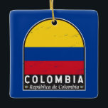 Ornement En Céramique L'emblème du drapeau colombien est Vintage<br><div class="desc">L'emblème en relief de la Colombie arborant le drapeau et les armoiries.</div>