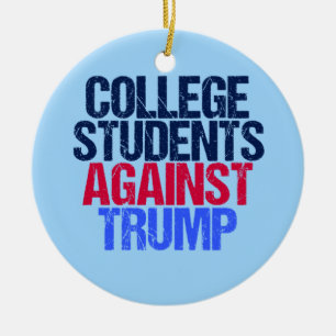 Ornement En Céramique Les étudiants contre Trump