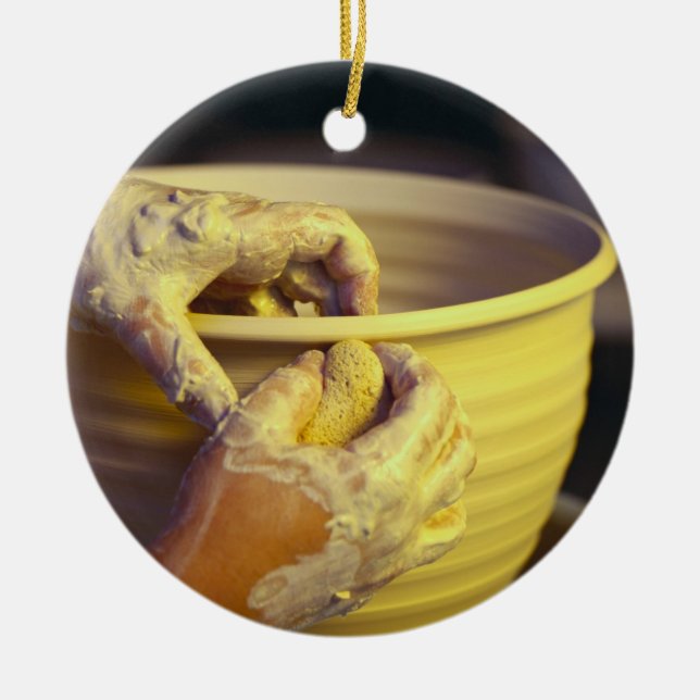 Ornement En Céramique Les mains du potier créant 1 (Devant)