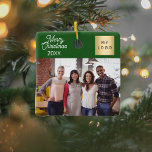 Ornement En Céramique Logo photo d'entreprise Noël vert moderne<br><div class="desc">Couleur arrière - plan verte classique,  texte blanc. Texte : Joyeux Noël. Personnalisez et ajoutez-vous le logo de l'entreprise,  la photo et un an.</div>