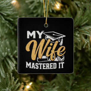 Ornement En Céramique Ma femme l'a maîtrisé Porte-nom de diplômé de mast