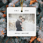 Ornement En Céramique Machine à écrire minimaliste | Joyeuse photo et ma<br><div class="desc">Ces ornements de Noël simples et minimalistes présentent votre photo de mariage préférée sur le devant, ainsi que vos initiales, l'année, et les mots "joyeuse et mariée" dans un texte de machine à écrire noir. L'arrière comporte une autre de vos photos mariages, éclairées par une superposition pour que vous puissiez...</div>
