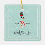 Ornement En Céramique Magic and Wonder Christmas Snowman Mint ID440<br><div class="desc">Belle décoration minimaliste en céramique de Noël avec un bonhomme de neige stylisé encadré en blanc sur un arrière - plan vert menthe parsemé de flocons de neige et d'étoiles. La typographie branchée de 'Magic and Wonder' complète le design. Ajoutez votre nom pour personnaliser si vous le souhaitez. Recherchez ID440...</div>
