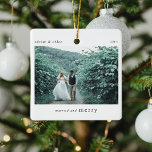 Ornement En Céramique Marié & Joyeux Newlywes Photo Keepsaké<br><div class="desc">Un élégant ornement photo de Noël arboré avec la typographie classique "Marié et Joyeux" en noir sur un arrière - plan blanc simple et propre. La photo, le texte, le nom et l'année peuvent être facilement customisés pour rendre cet ornement unique et personnel pour vous. Un design de noël simple,...</div>