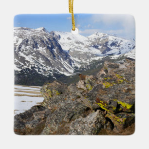 Ornement En Céramique Marmotte à ventre jaune contemplant les montagnes