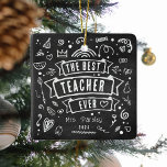 Ornement En Céramique Meilleur enseignant jamais amusant Chalk Doodle No<br><div class="desc">Amusant 'Meilleur Enseignant Jamais' tableau noir doodle Noël Ornement. Ce design moderne est le cadeau parfait pour remercier les enseignants de ce Noël. Il suffit de customiser leur nom et leur année.</div>