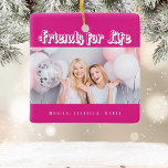 Ornement En Céramique Meilleurs amis noms de photo rose moderne blanc<br><div class="desc">Un cadeau pour votre(vos) meilleur(s) ami(s) pour les anniversaires,  Noël ou un événement spécial. Texte blanc : Friends for Life,  écrit avec un script de style tendance. Personnalisez et utilisez vos propres photos et noms. Un arrière - plan rose vif.</div>