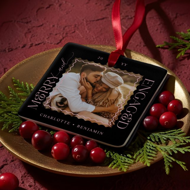 Ornement En Céramique Merry & Engaged Modern Minimal Wavy Photo Keepsake (Merry & Engaged Modern Minimal Wavy Photo Keepsake Ceramic Ornament)