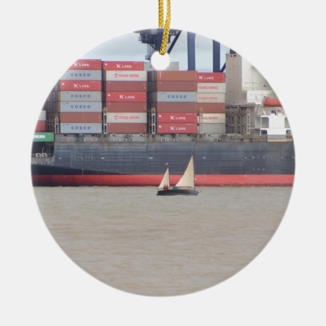 Ornement En Céramique Minuscule Yacht Et Immense Navire Conteneur (Devant)