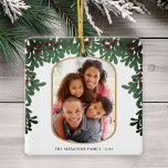 Ornement En Céramique Mistletoe Foliage Arrondi Cadre 2 Photos Noël<br><div class="desc">Ce charmant ornement de Noël présente une photo verticale dans un cadre arrondi,  accentué d'une bordure en forme de petit doigt sur le devant. L'arrière offre de l'espace pour une photo supplémentaire.</div>