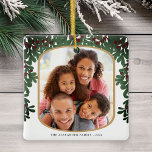 Ornement En Céramique Mistletoe Foliage Arrondi Cadre 2 Photos Noël<br><div class="desc">Ce joli ornement de Noël présente une photo dans un cadre arrondi,  accentué d'une bordure en forme de butin sur le devant. L'arrière offre de l'espace pour une photo supplémentaire.</div>