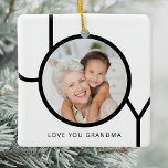 Ornement En Céramique Mon amour, grand-mère, photo Noël<br><div class="desc">Cet ornement photo moderne de Noël de grand-mère est décoré avec le mot JOY en typographie noire sur un arrière - plan blanc Il dit "Aimez-vous grand-mère" mais vous pouvez le personnaliser avec vos propres mots. Facilement personnalisable avec votre photo. Fait un cadeau spécial pour un grand-parent spécial.</div>