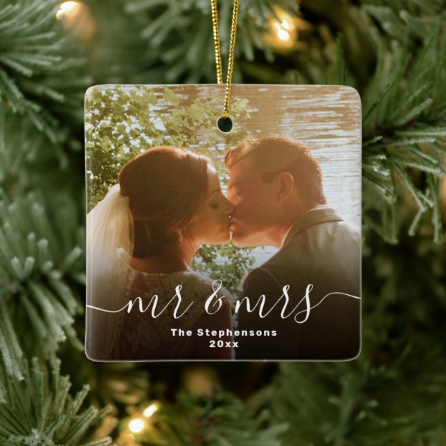 Ornement En Céramique Mr & Mrs Elegant Script Overlay Double Side Photo (Arbre)
