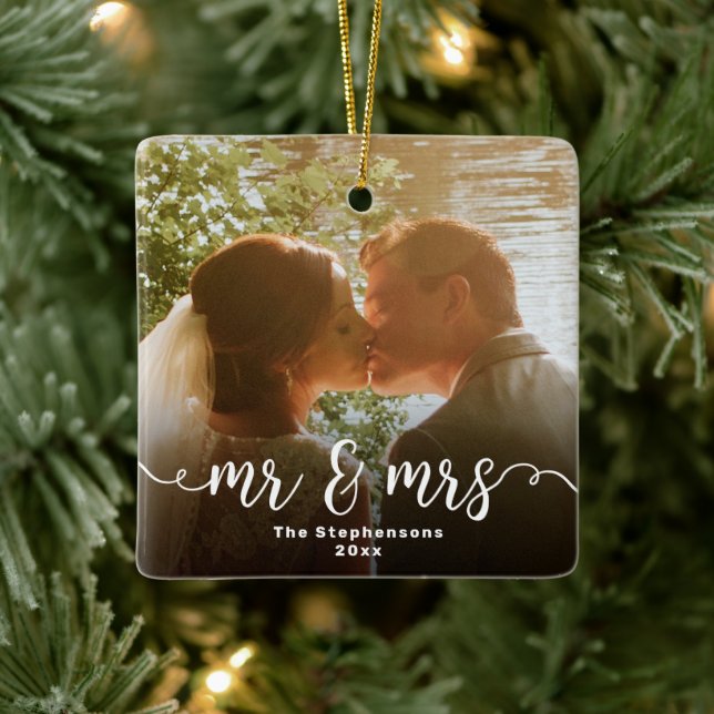 Ornement En Céramique Mr & Mrs Elegant Script Overlay Double Side Photo (Arbre)