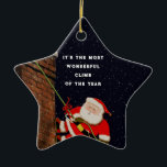 Ornement En Céramique Noël de l'escalade<br><div class="desc">Design personnalisé de vacances d'escalades rocheuses,  avec Père Noël escalade une cheminée. Modifiez le texte pour ajouter un nom et changer l'année pour créer un ornement personnalisé ou une étiquette cadeau pour votre grimpeur de roche préféré.</div>