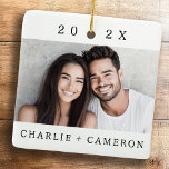 Ornement En Céramique Nom du couple et photo moderne année<br><div class="desc">Un ornement en céramique avec votre photo personnalisée,  l'année en cours et les noms du couple.</div>