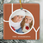 Ornement En Céramique Nom personnalisé Noël Rouille photo<br><div class="desc">Cet ornement photo de Noël moderne est décoré avec le mot JOY sur une terre cuite,  arrière - plan rouille. Facilement personnalisable avec votre photo et votre nom.</div>
