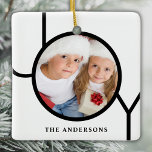 Ornement En Céramique Nom personnalisé Photo Noël blanc<br><div class="desc">Cet ornement photo de Noël moderne est décoré avec le mot JOY en noir sur un arrière - plan blanc. Facilement personnalisable avec votre photo et votre nom.</div>