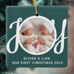 Ornement En Céramique Nos premiers jumeaux de Noël Photo Green Keepsaké<br><div class="desc">Ce joli Twins First Christmas Photo Ornament est décoré avec le mot JOY dans la typographie stylisée sur un arrière - plan vert. Facilement personnalisable avec votre photo,  vos noms et votre année.</div>