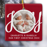 Ornement En Céramique Nos premiers jumeaux de Noël Photo Red Keepsaké<br><div class="desc">Ce joli Twins First Christmas Photo Ornament est décoré avec le mot JOY dans la typographie stylisée sur un arrière - plan rouge. Facilement personnalisable avec votre photo,  vos noms et votre année.</div>