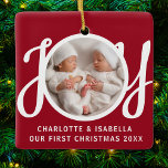Ornement En Céramique Nos premiers jumeaux de Noël Photo Red Keepsaké<br><div class="desc">Ce joli Twins First Christmas Photo Ornament est décoré avec le mot JOY dans la typographie stylisée sur un arrière - plan rouge. Facilement personnalisable avec votre photo,  vos noms et votre année.</div>