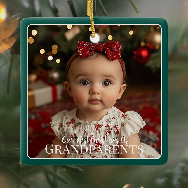 Ornement En Céramique Notre premier Noël en grand-parents (First Christmas as Grandparents Grandchild Newborn Green Ceramic Ornament)