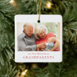 Ornement En Céramique Notre premier Noël en grand-parents Bébé Photo<br><div class="desc">Vos parents et beaux-parents aimeront recevoir ce premier noël en tant que grand-parents ornement photo cette saison des Fêtes. Ce ornement est composé d'un texte simple, d'une photo sur le devant et du nom du bébé et des statistiques de naissance sur le dos du ornement. Le mot Grand-parents peut être...</div>
