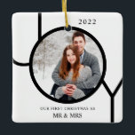 Ornement En Céramique Notre premier Noël en tant que M. & Mme Photo<br><div class="desc">Ce premier Noël moderne Comme Mr & Mrs Photo Ornament est décoré avec le mot JOY en noir sur un arrière - plan blanc. Facilement personnalisable avec votre photo et votre nom.</div>