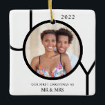 Ornement En Céramique Notre premier Noël en tant que M. & Mme Photo<br><div class="desc">Ce moderne Notre premier Noël en tant que Monsieur & Madame Photo Ornament est décoré avec le mot JOY en noir sur un arrière - plan blanc. Facilement personnalisable avec votre photo et votre nom.</div>