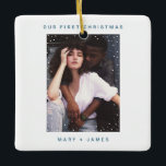 Ornement En Céramique Notre premier Noël | Joyeux et mariés photo bleue<br><div class="desc">Notre premier Noël | Joyeux et marié Marine Bleu Photo Ornament en céramiqueMachine à écrire des points modernes M & Mme First Married Photo Ornament</div>