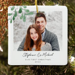 Ornement En Céramique Notre première photo de Noël<br><div class="desc">Ce premier ornement photo de Noël est décoré avec de l'aquarelle et de la typographie stylisée. Facilement personnalisable avec votre photo, nom et année. Utilisez l'outil de conception pour modifier la taille, le style ou la couleur du texte. Parce que nous créons notre oeuvre, vous ne trouverez pas cette image...</div>
