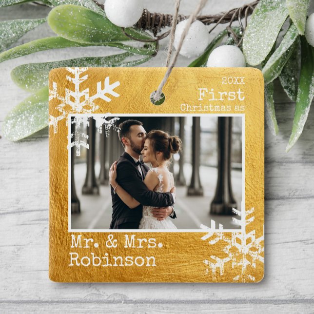 Ornement En Céramique Or 1er Noël M. & Mme Photo (Rustic snowflake family holiday keepsake photo ornament perfect for gifts to bring joy to others.)