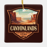 Ornement En Céramique Parc national des Canyons Illustration Rétro<br><div class="desc">Canyonlands conception d'art vectoriel. Le parc est connu pour ses paysages désertiques spectaculaires sculptés par le fleuve Colorado. Island in the Sky est une immense mesa au sommet plat avec vue panoramique.</div>